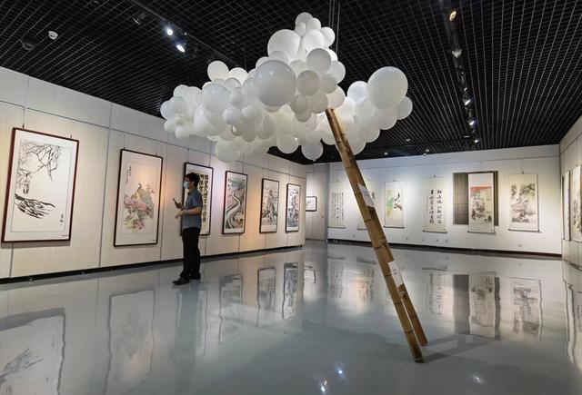 館舉行,來自社會各界的近30名青年代表通過參觀德州青年文藝作品展