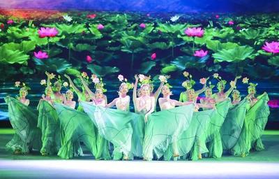 迎國慶慶豐收︱白銀區(qū)原創(chuàng)歌舞劇《黃河之上花開白銀》成功首演