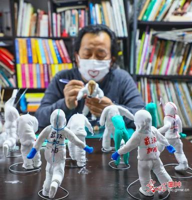 民間藝人創作面塑&ldquo;逆行者&rdquo;為戰勝疫情加油